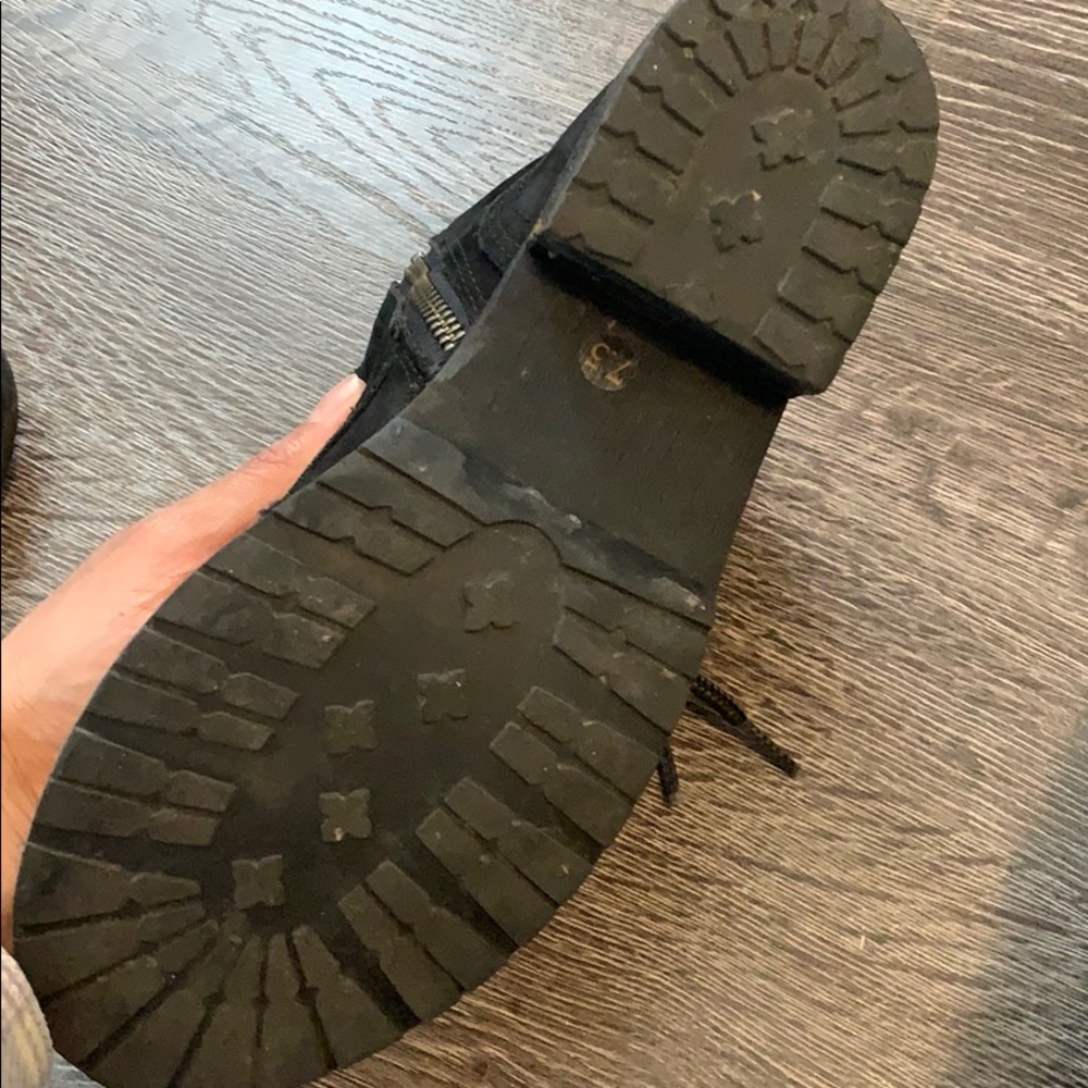 Simple short boots - Picture 4 of 4